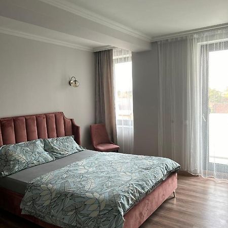 Becca'S Downtown Apartment With Private Parking Oradea Exterior photo