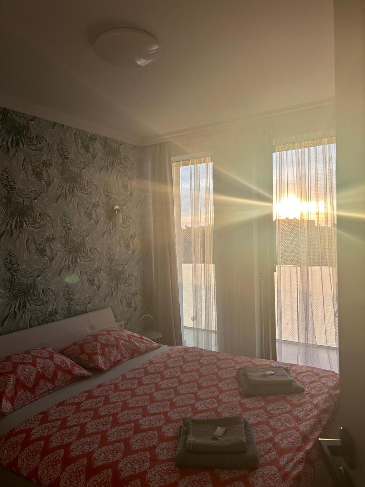Becca'S Downtown Apartment With Private Parking Oradea Exterior photo